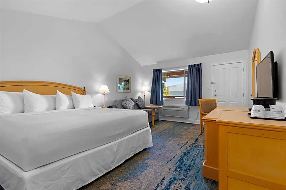 Photo 1 of 7 of 1 King Bed with Sofabed, Lake View