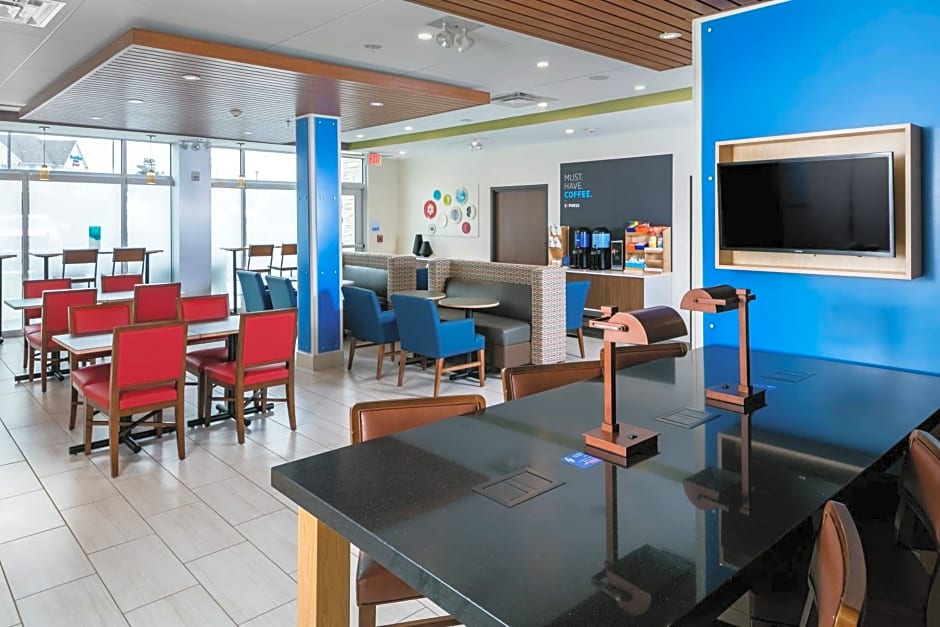 Holiday Inn Express & Suites - Medford, an IHG Hotel