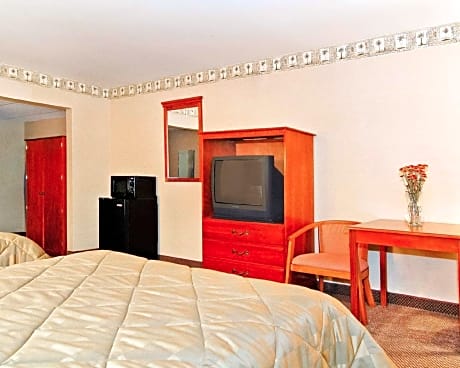 Queen with 2 Queen Beds - Smoking