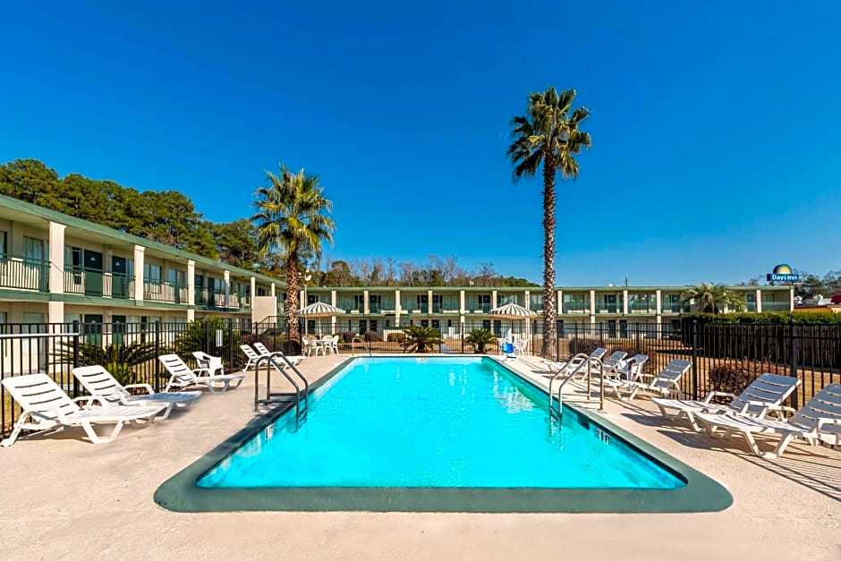 Days Inn by Wyndham Richmond Hill/Savannah