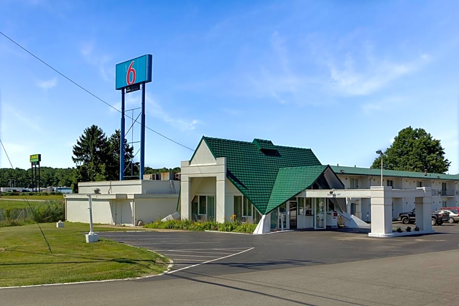 Motel 6-Geneva, OH