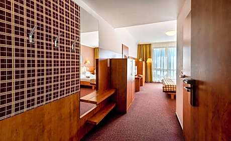 Twin Room - Disability Access and Air-conditioning