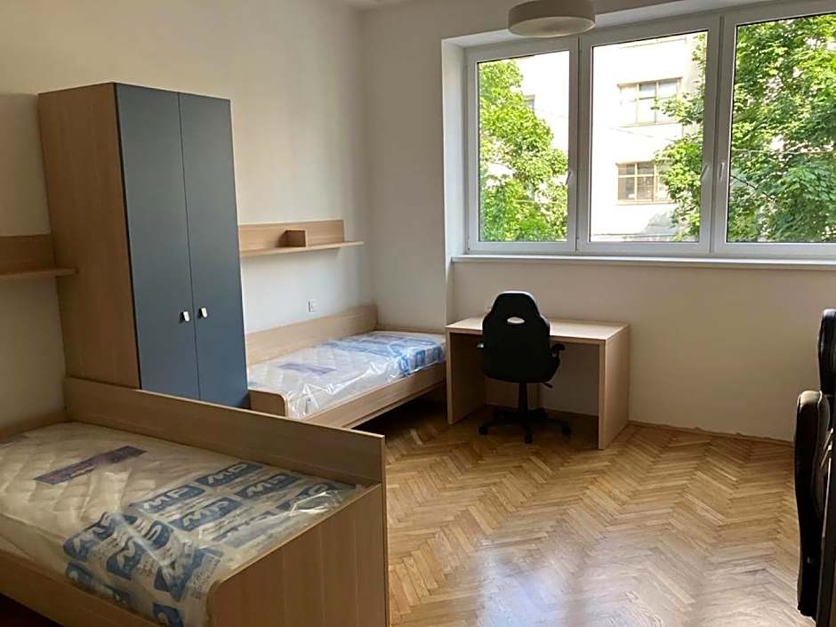 Zdjęcie 1 z 5 — Quadruple Room with Shared Bathroom