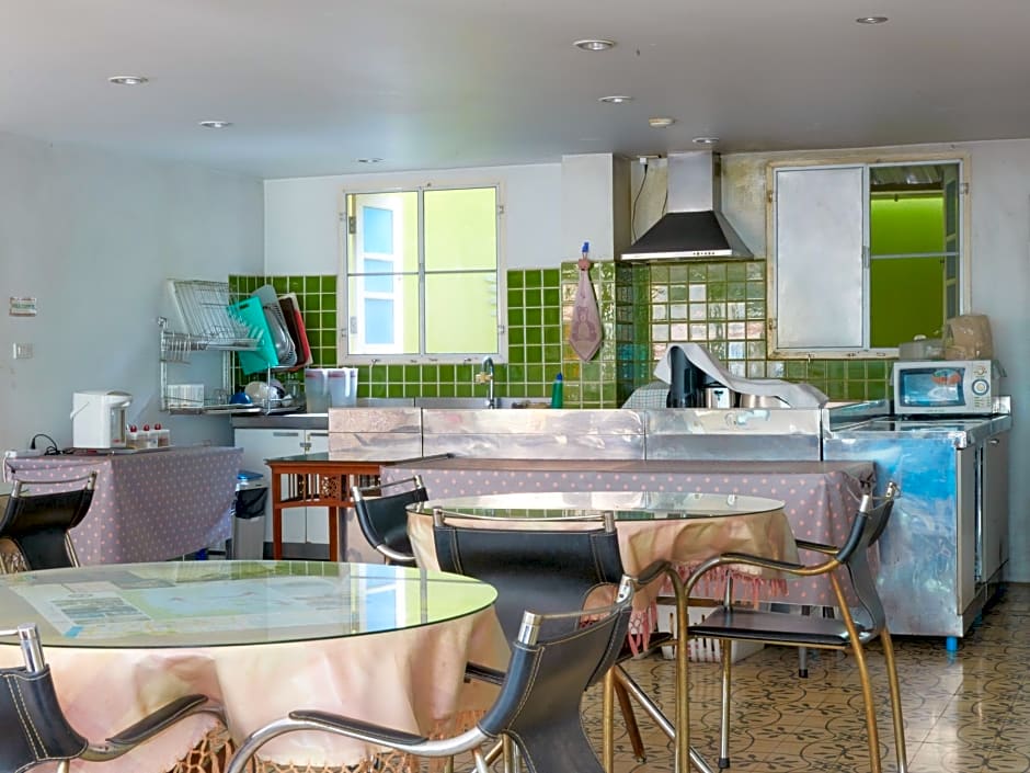 Roof View Place Hotel