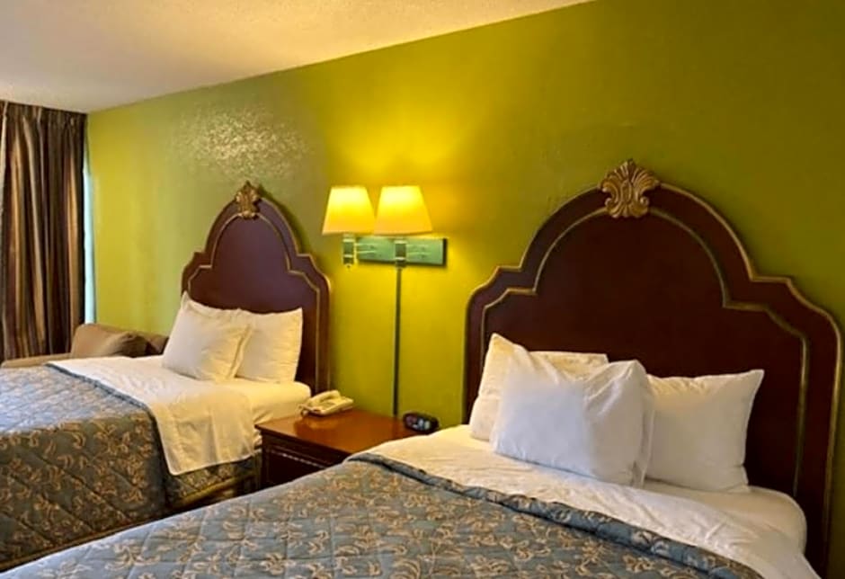 Travelodge by Wyndham Sellersburg