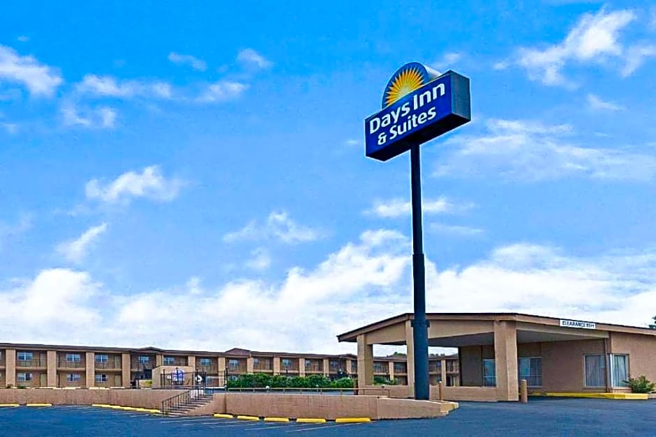 Days Inn & Suites by Wyndham Santa Rosa