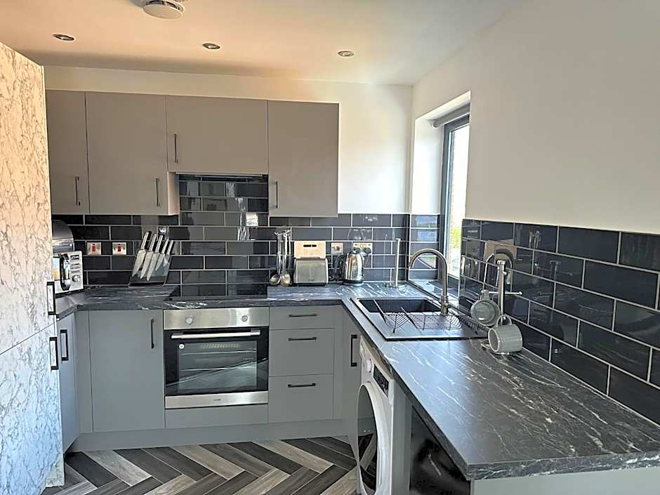 Adam Court Apartments - PE1 - Contractor Friendly - Choice of Studios or 1 Bed Apartments - Free Parking - Sofa Beds - Sky TV - Full Kitchen - Washer Dryer - WiFi