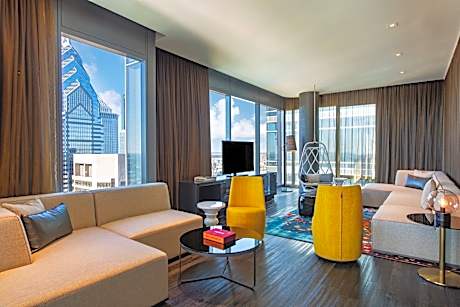 Mega, 1 Bedroom Larger Suite, 1 King, Skyline view, High floor, Balcony