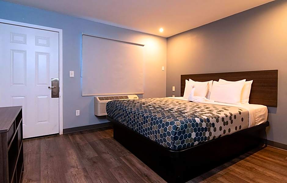 Photo 1 of 6 of Deluxe 1 King Bed