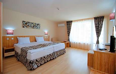 Twin Room (2 Adults + 1 Child) with Free Parking