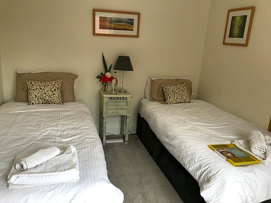 Rie's Retreat- The Gold Room