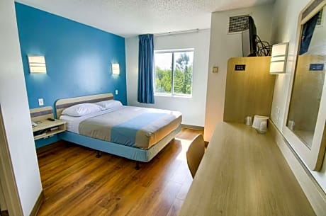 Deluxe Queen Suite