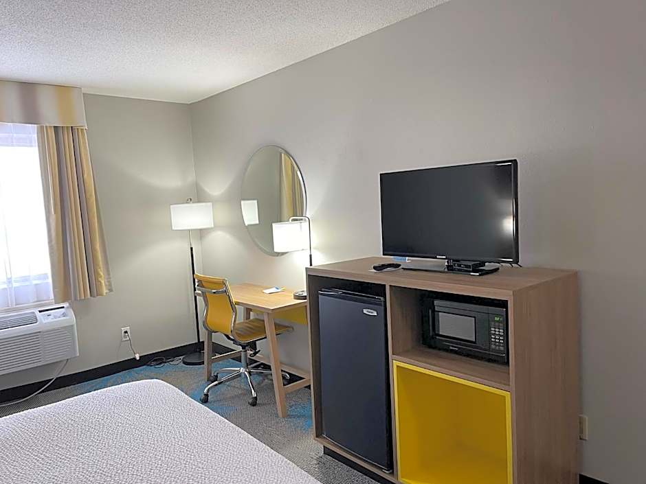 Days Inn by Wyndham Colby