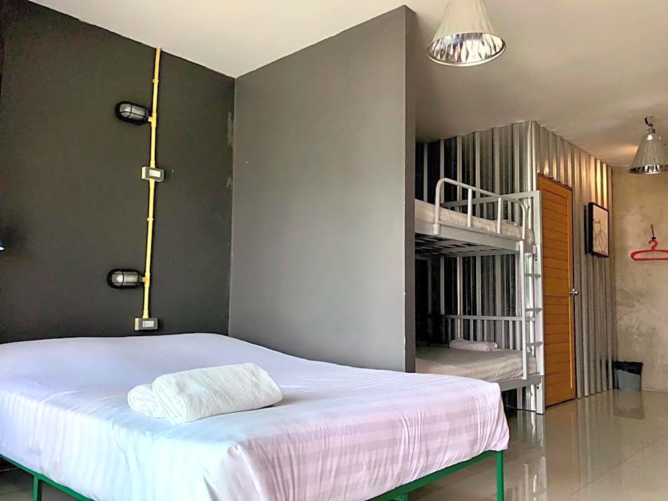 Yimwhan Hostel & Cafe Ayutthaya