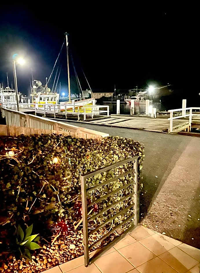 Edge17 Waterfront Apartment, plus Cottage with Garden View - Port Fairy