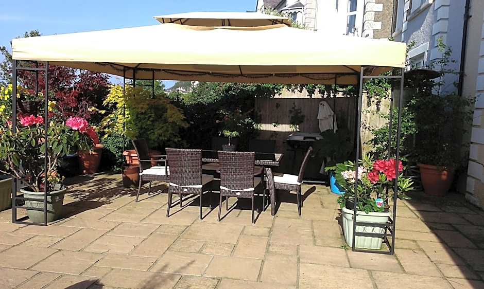 Min y Don Guest House