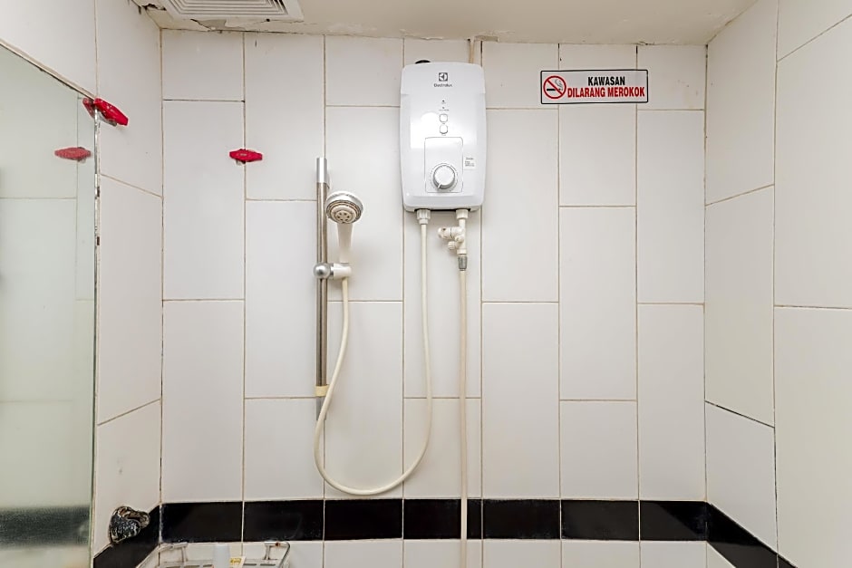 RedDoorz Syariah near Green Park Jatiwarna