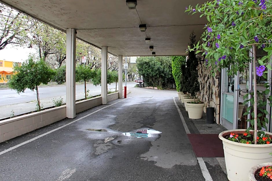 Caravelle Inn & Suites