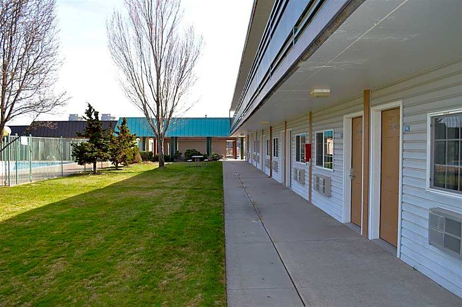 Econo Lodge Inn & Suites Spokane  Airport
