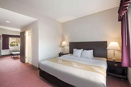 King Suite - Non-Smoking