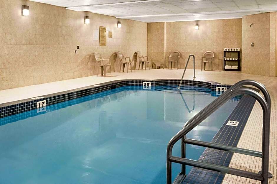 Days Inn & Suites by Wyndham Cochrane