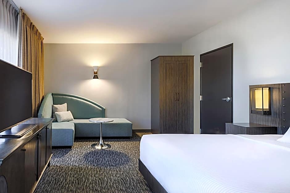 THE SOUTHLAKE HOTEL