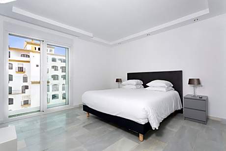 Deluxe Four-Bedroom Apartment with Sea View and Hot Tub