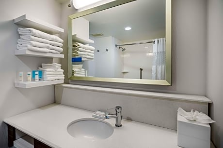 2 Queens Mobility/Hearing Access Tub Nosmok