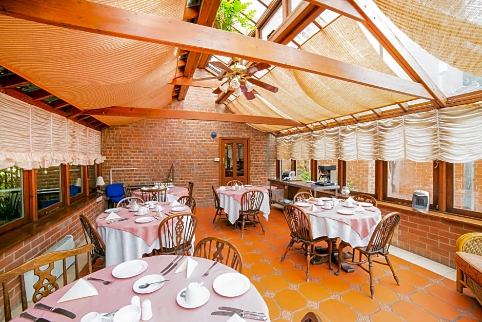 OYO The Rowers Hotel