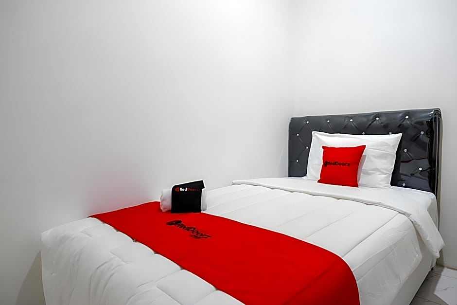 RedDoorz Hostel near Kota Lama Semarang