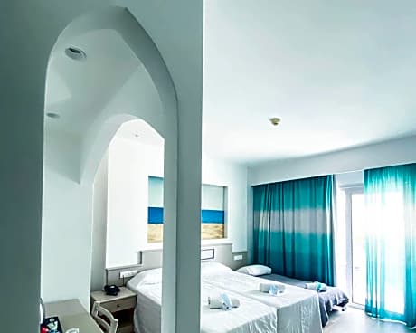 Twin Room with Balcony and Pool View