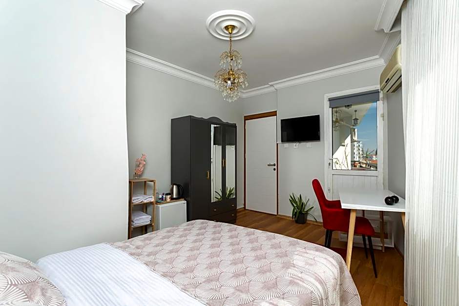 8 Rooms House