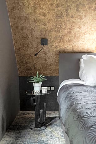 Studio 1 King Bed with Sofabed