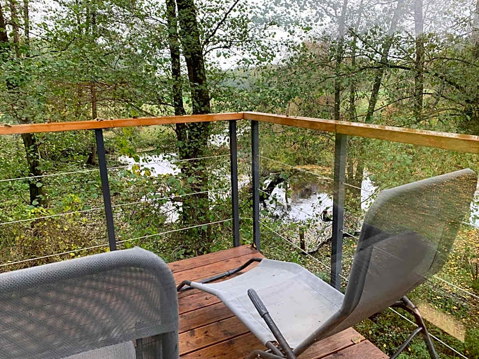 Domek na drzewie w Dolinie Uradu