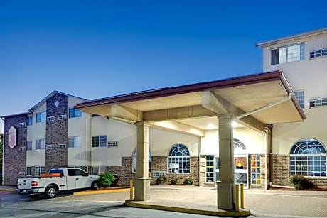 Super 8 by Wyndham Kansas City