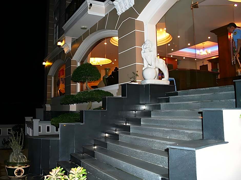 Hoa Phat Hotel & Apartment