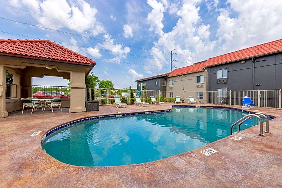 La Quinta Inn & Suites by Wyndham Kansas City Lenexa