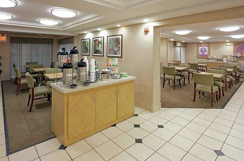 La Quinta Inn & Suites by Wyndham Warwick-Providence Airport