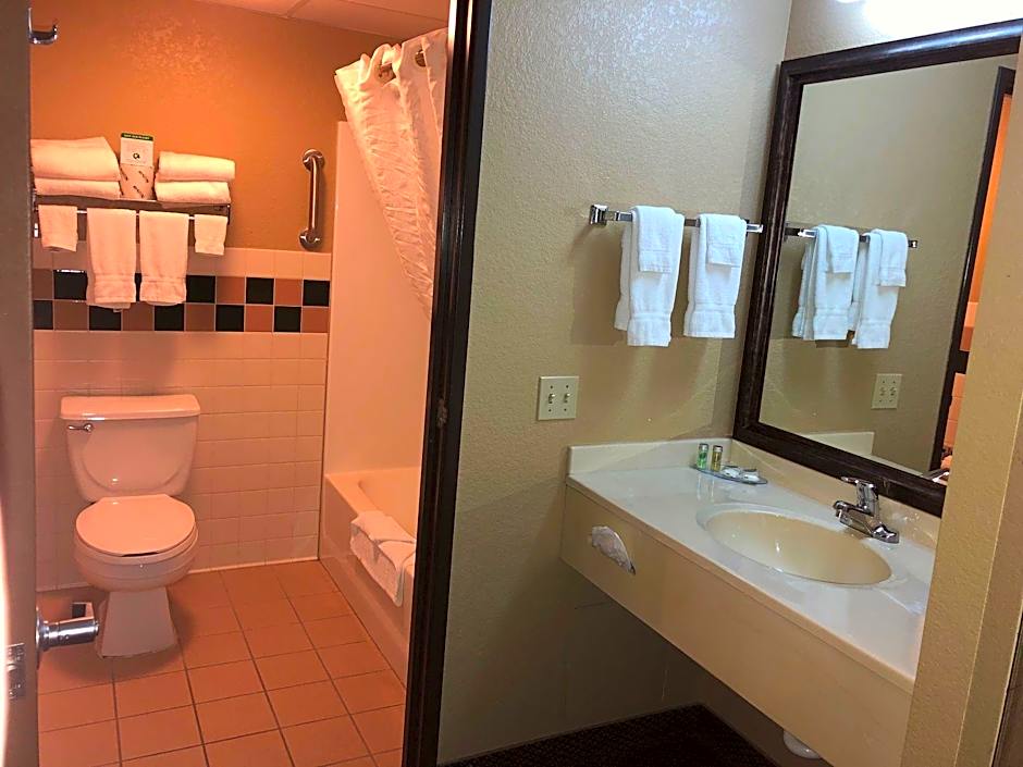 Boarders Inn & Suites by Cobblestone Hotels - Fayette