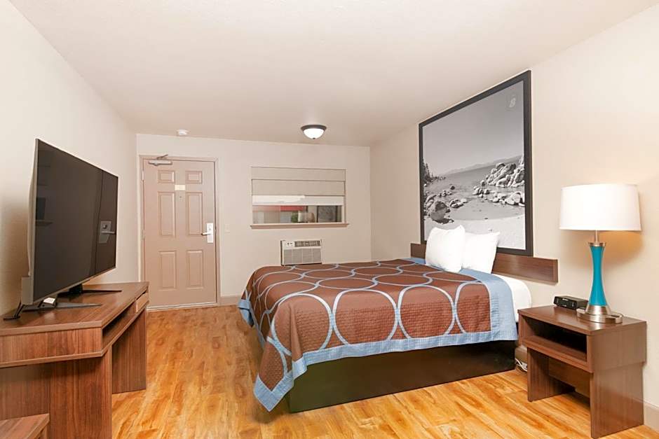 Super 8 by Wyndham Fallon