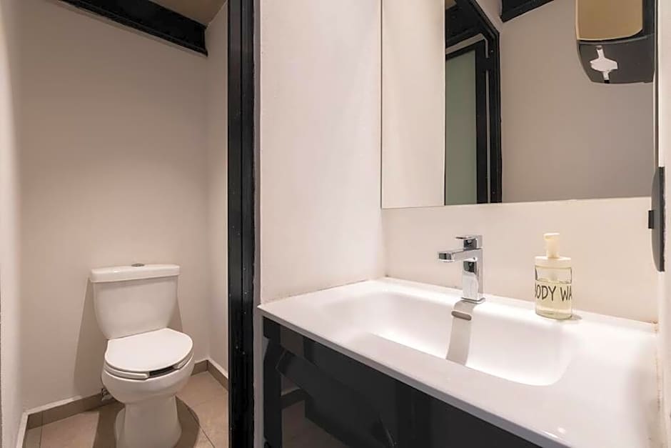 P502 Rooftop views 33drm 2bath AC