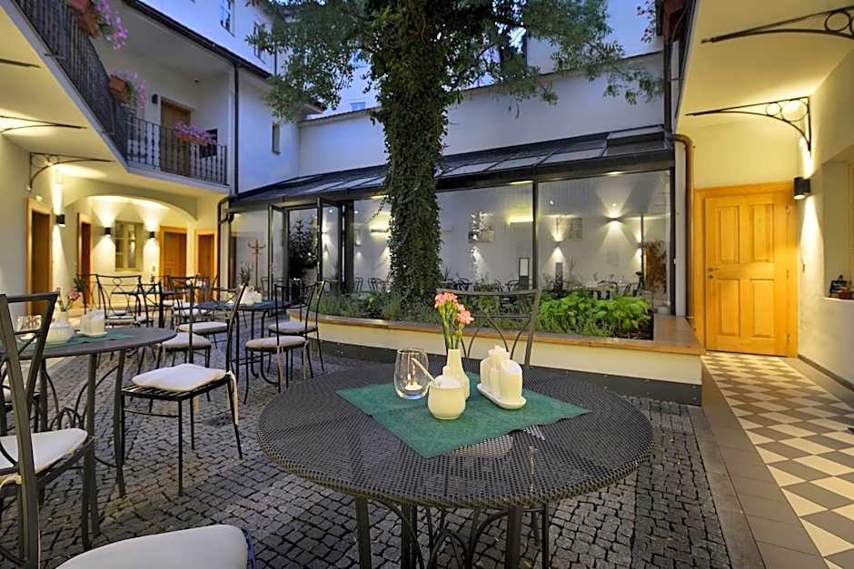 Hotel At the White Lily