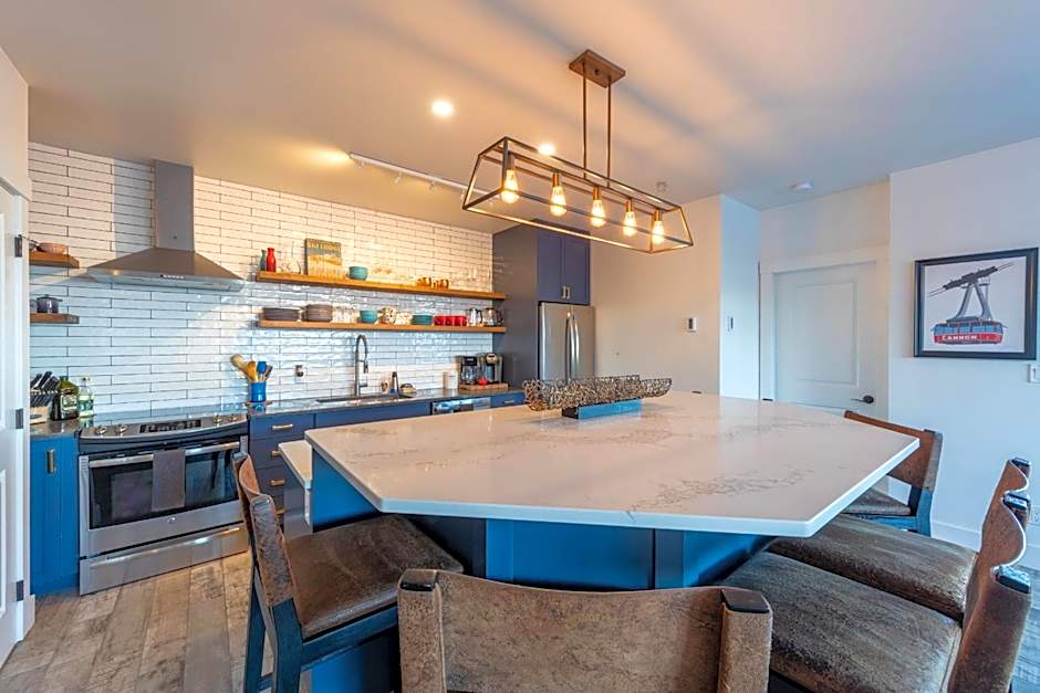 Fully Renovated Ski-in/out Loft with Private Hot Tub!