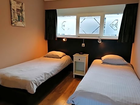 Studio (4 Adults)