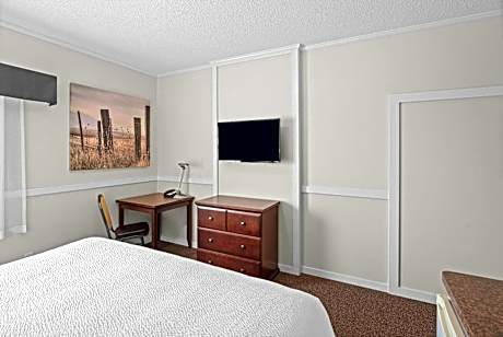 King Room with Roll-in Shower - Mobility Access/Non-Smoking