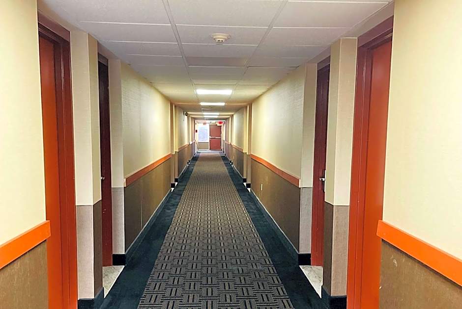 Super 8 by Wyndham Gloucester