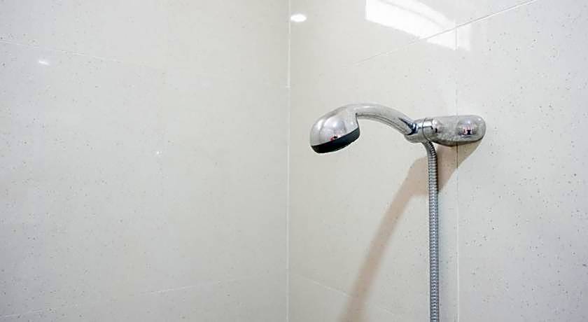 RedDoorz Plus Syariah near Stasiun Tegal 2