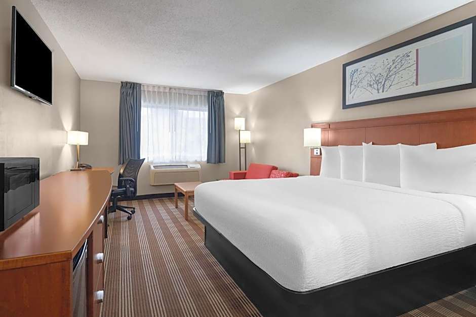 Travelodge by Wyndham Fargo West Acres