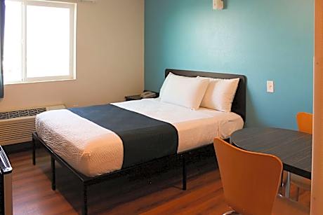 1 Queen Bed | ADA/Tub/Non-Smoking