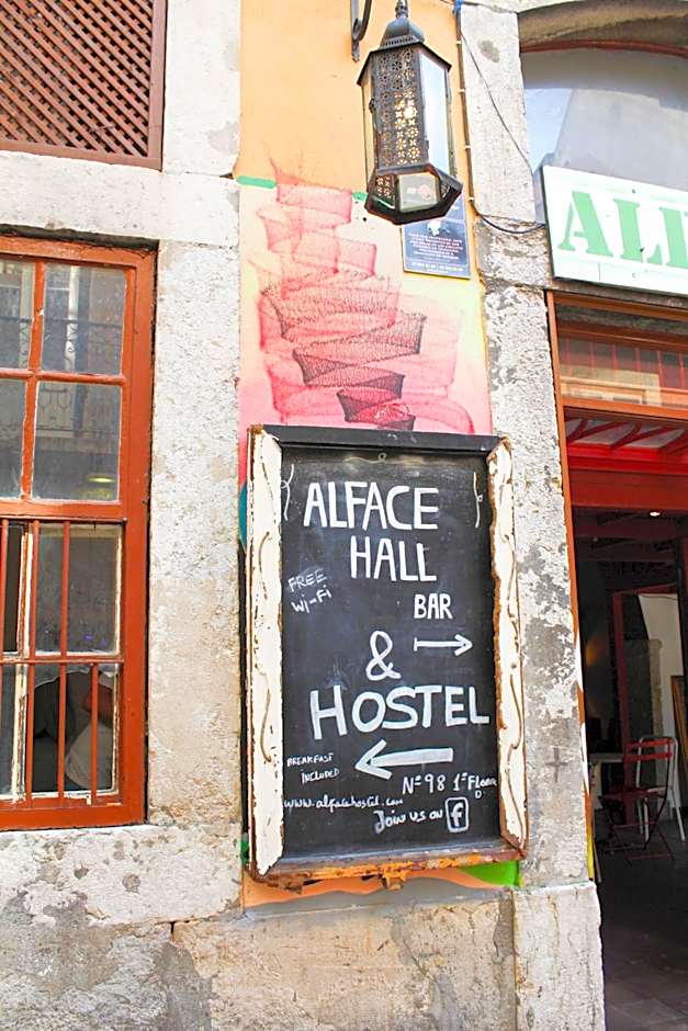 Alface Hall Hostel & Bar
